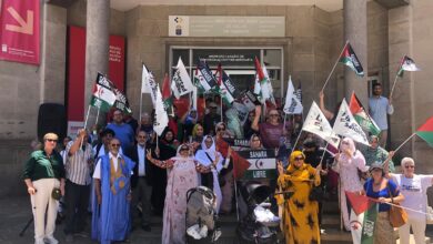 Photo of الجالية الصحراوية والحركة التضامنية بجزيرة تنريفي الكنارية تنظم وقفة أمام مقر فرع الحكومة الإسبانية بالجزيرة.