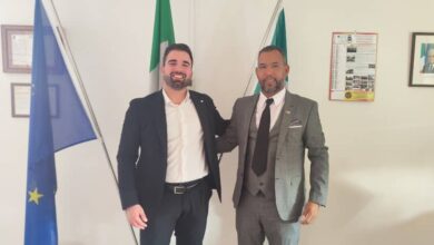 Photo of DAVIDE DE LA BOSCO ALCALDE DE LOMBARDÍA HA RECIBIDO AL DELEGADO SAHARAUI HASSENA AHREYEM EN SU VISITA A LA CIUDAD ITALIANA.