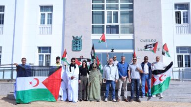 Photo of الجالية الصحراوية بجزيرة لانثاروطي الكنارية تنظم وقفة أمام مقر مجلس مقاطعة الجزيرة بمناسبة الذكرى 49 لإعلان الجمهورية.